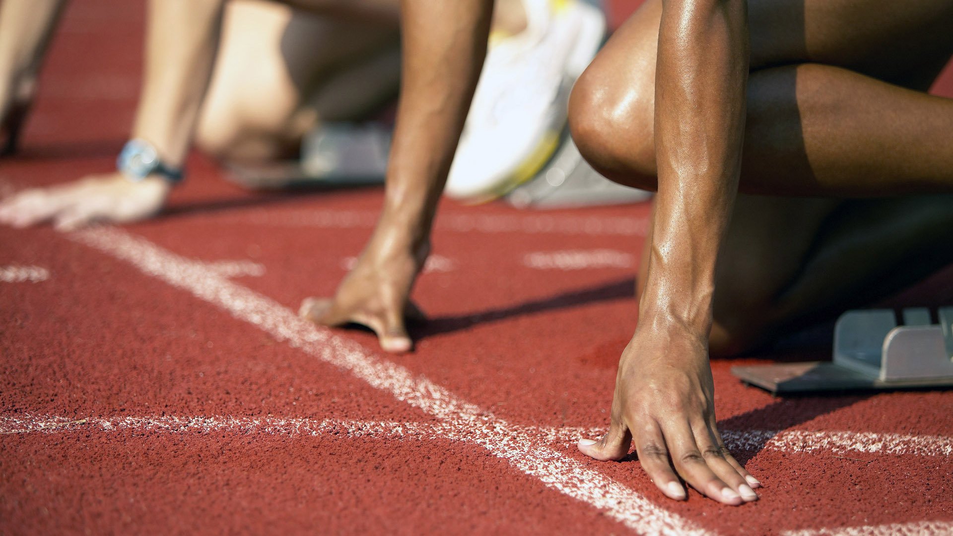 比赛中球员们拼尽全力，为球队赢得胜利，球员们的比拼很热烈,赢得了观众的阵阵喝彩